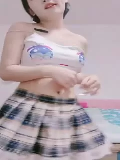 1#齐逼短裙小吊带,颜值可爱诱人,在狼友的指挥下慢慢脱光,洗澡诱惑